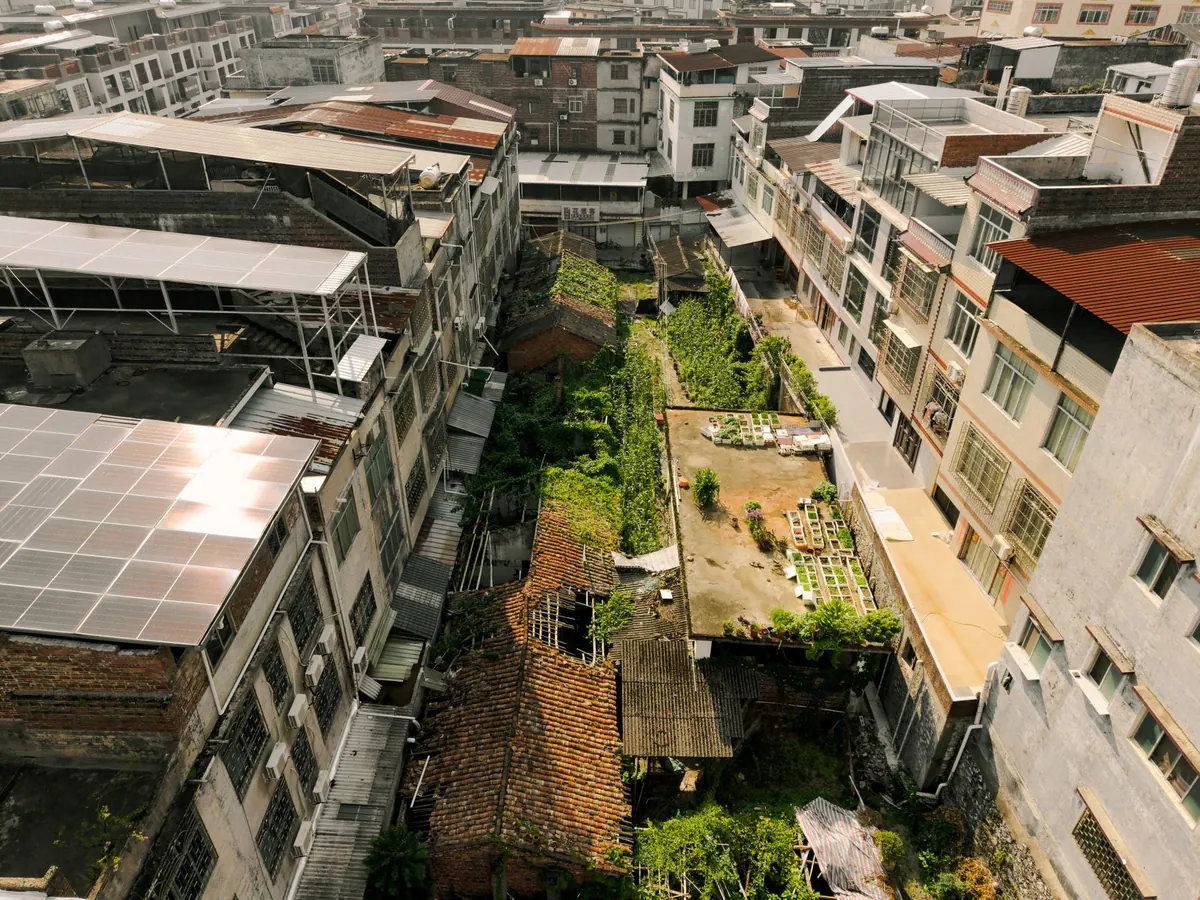 Solar vs. Wired Outdoor Lights: Which Is Better for Your Yard?